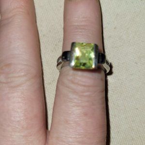 Pretty yellow stone fashion ring size 7